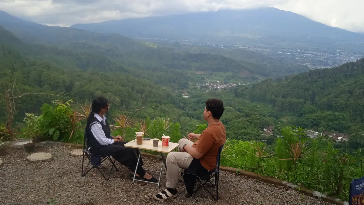 Suasana healing sejati, jauh dari hiruk pikuk kota, bersantai menikmati udara pegunungan.